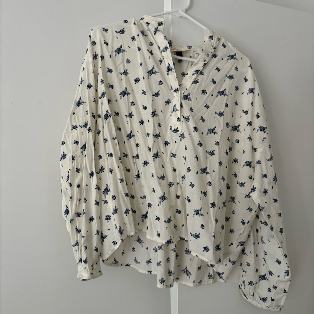 Universal blouse floral blue and white